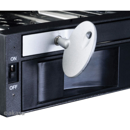 AKASA Lokstor M51 - 2.5 "a 3.5" HDD rack do 5,25"