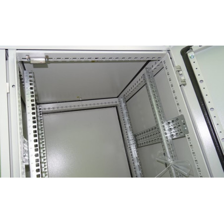19" vonkajší rozvádzač IP55 30U/600mm plech.dvere, 3-bod.zámok