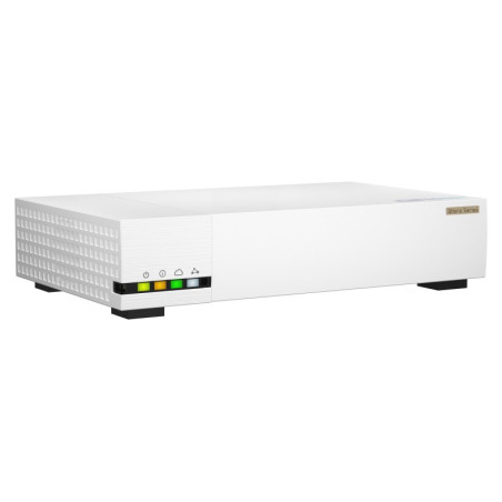 QNAP SD-WAN router QHora-322 (4jadrový procesor, 4GB DDR4 RAM, 6x 2,5GbE, 3x 10GbE, 1x USB 3.2 Gen1)
